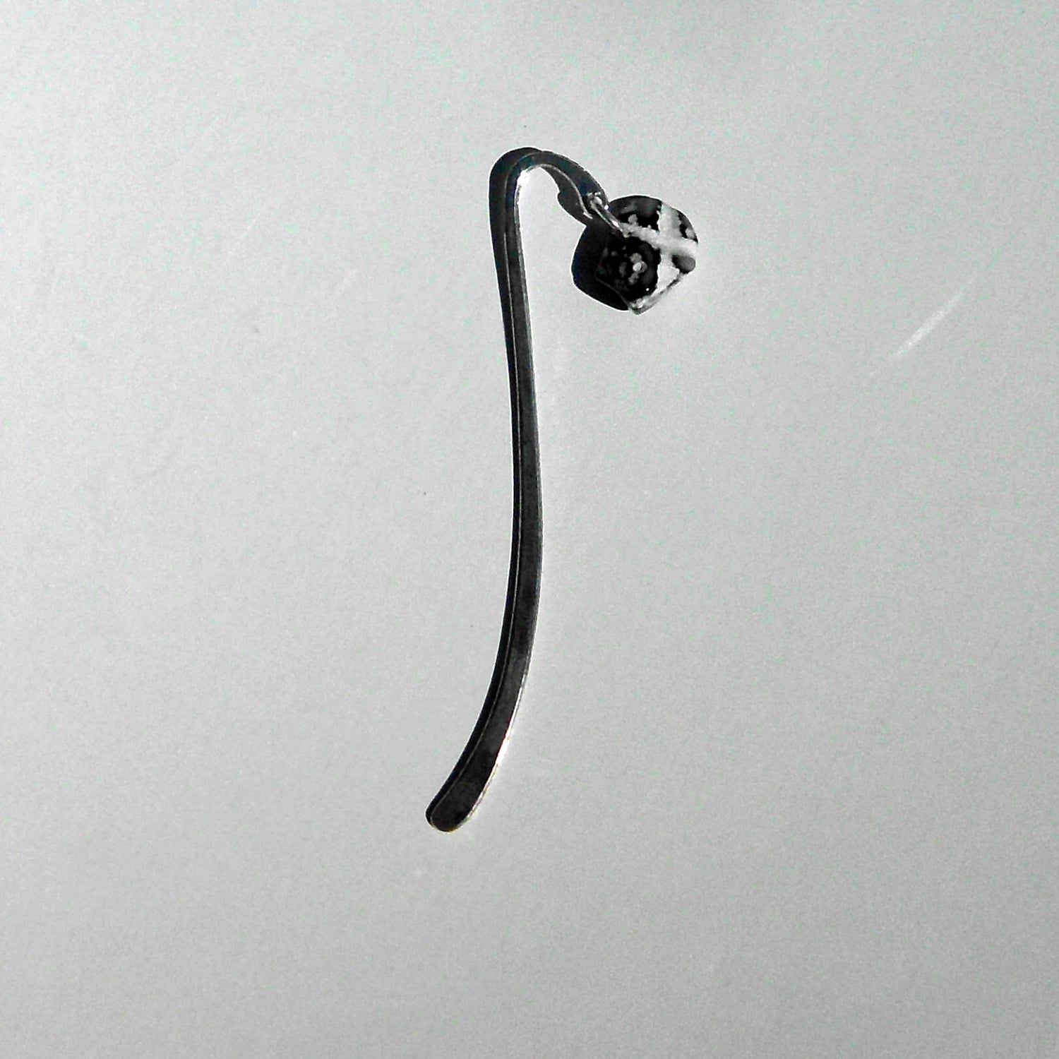 Lesezeichen aus Feuerstein mit Hühnergott-Motiv