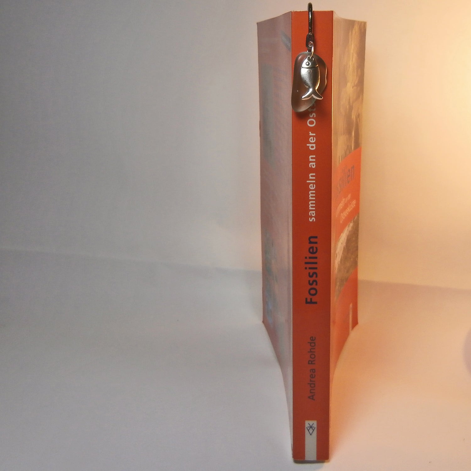 Kleines Lesezeichen aus grünem Seeglas mit Fischmotiv