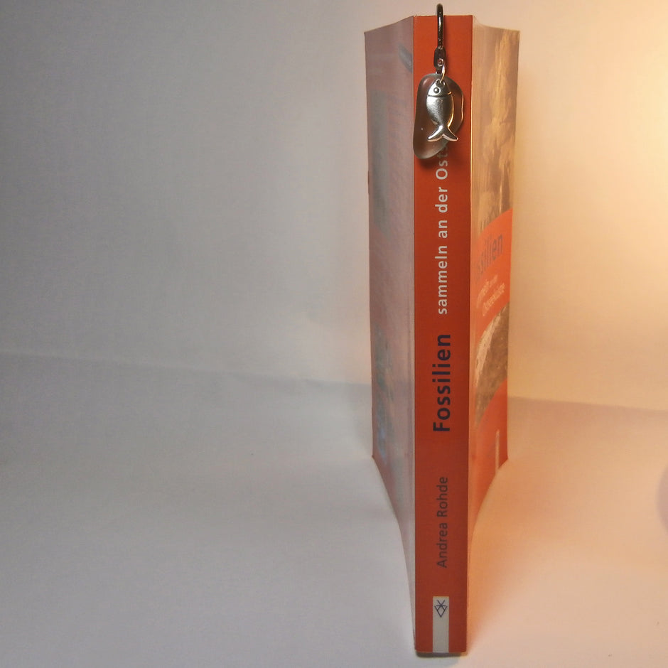 Kleines Lesezeichen aus grünem Seeglas mit Fischmotiv