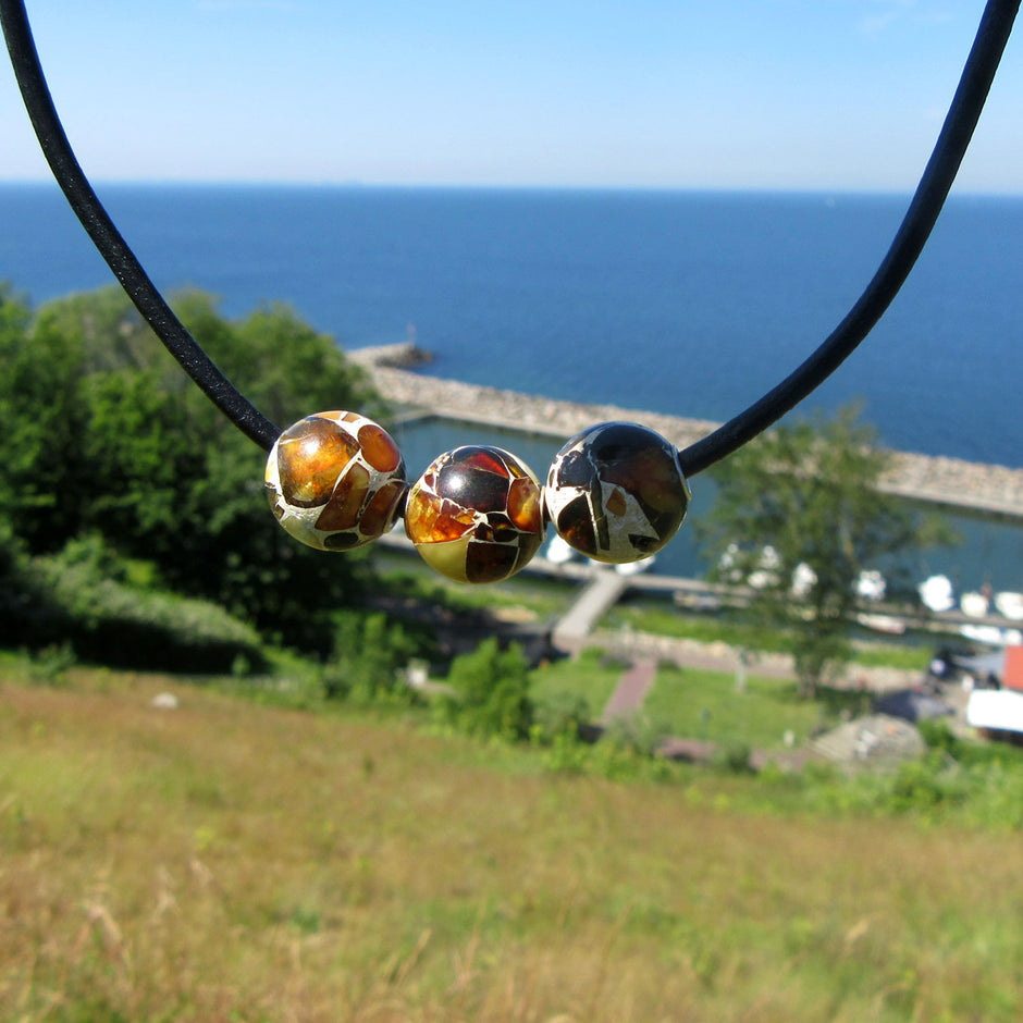 Mosaikbernsteinperlen auf Ledercollier, Einzelstück