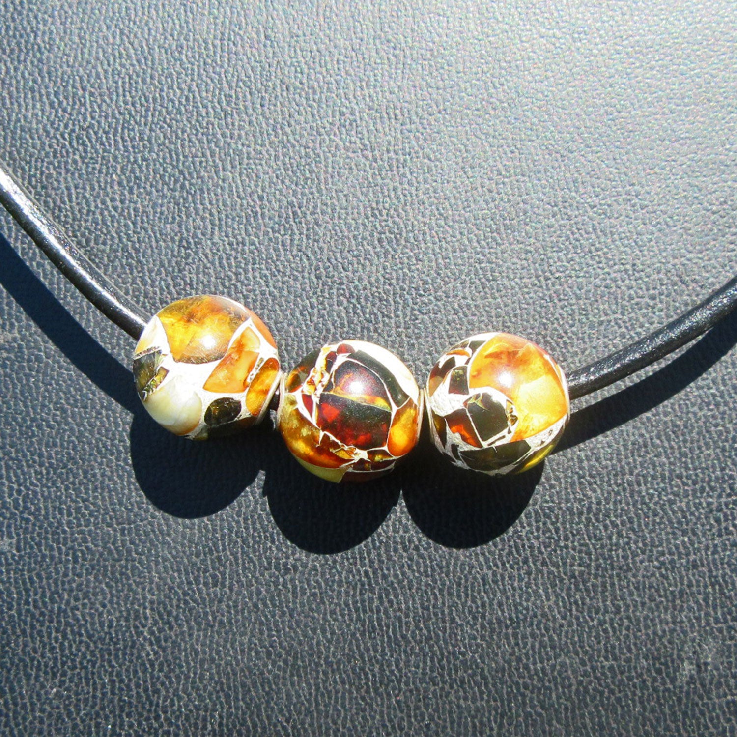 Mosaikbernsteinperlen auf Ledercollier, Einzelstück