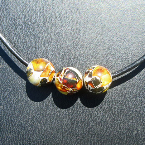 Bernsteinperlen aus Mosaikbernstein auf Ledercollier