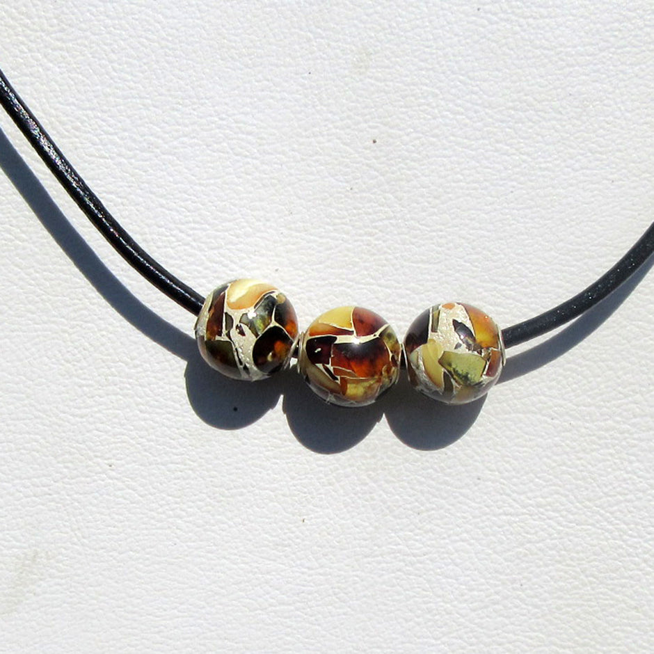 Mosaikbernsteinperlen auf Ledercollier, Einzelstück