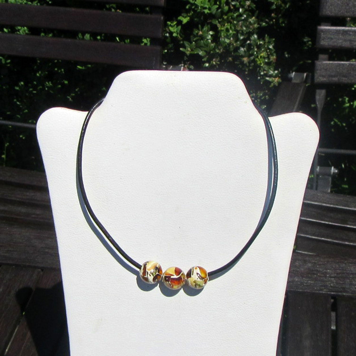 Mosaikbernsteinperlen auf Ledercollier, Einzelstück