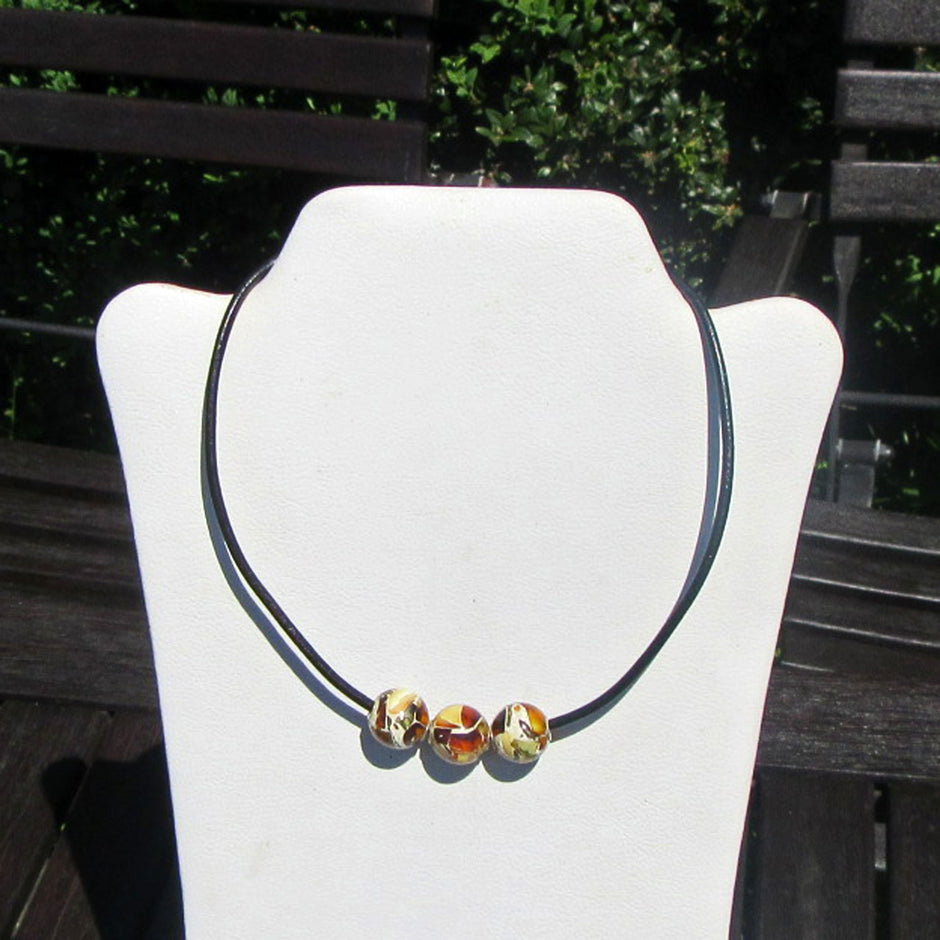 Mosaikbernsteinperlen auf Ledercollier, Einzelstück