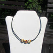 Bernsteinperlen aus Mosaikbernstein auf Ledercollier
