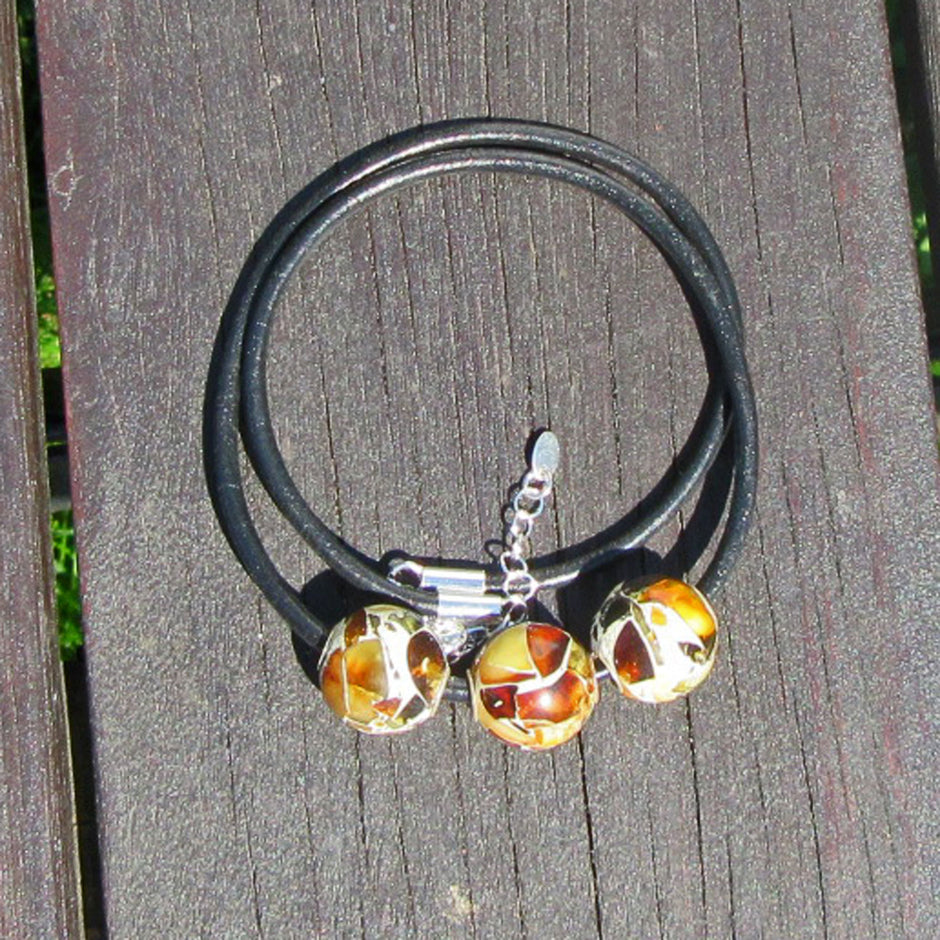 Mosaikbernsteinperlen auf Ledercollier, Einzelstück