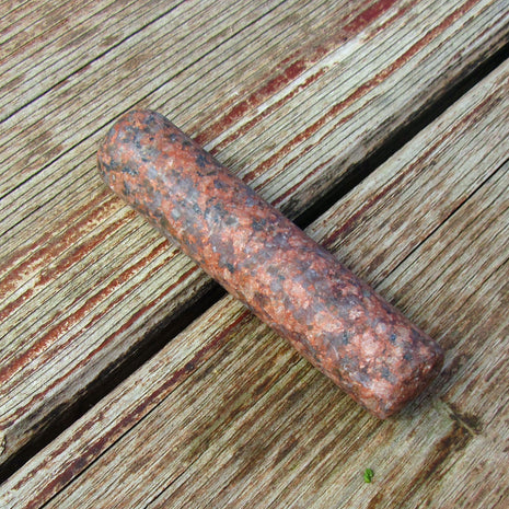 Einzelstück Massagestab aus unpoliertem Granit