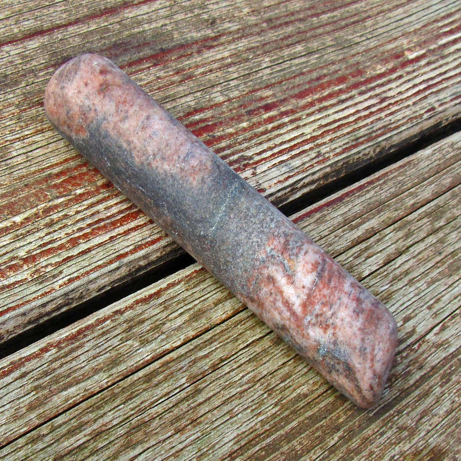 Einzigartiger Massagestab aus Gneis, unpoliert