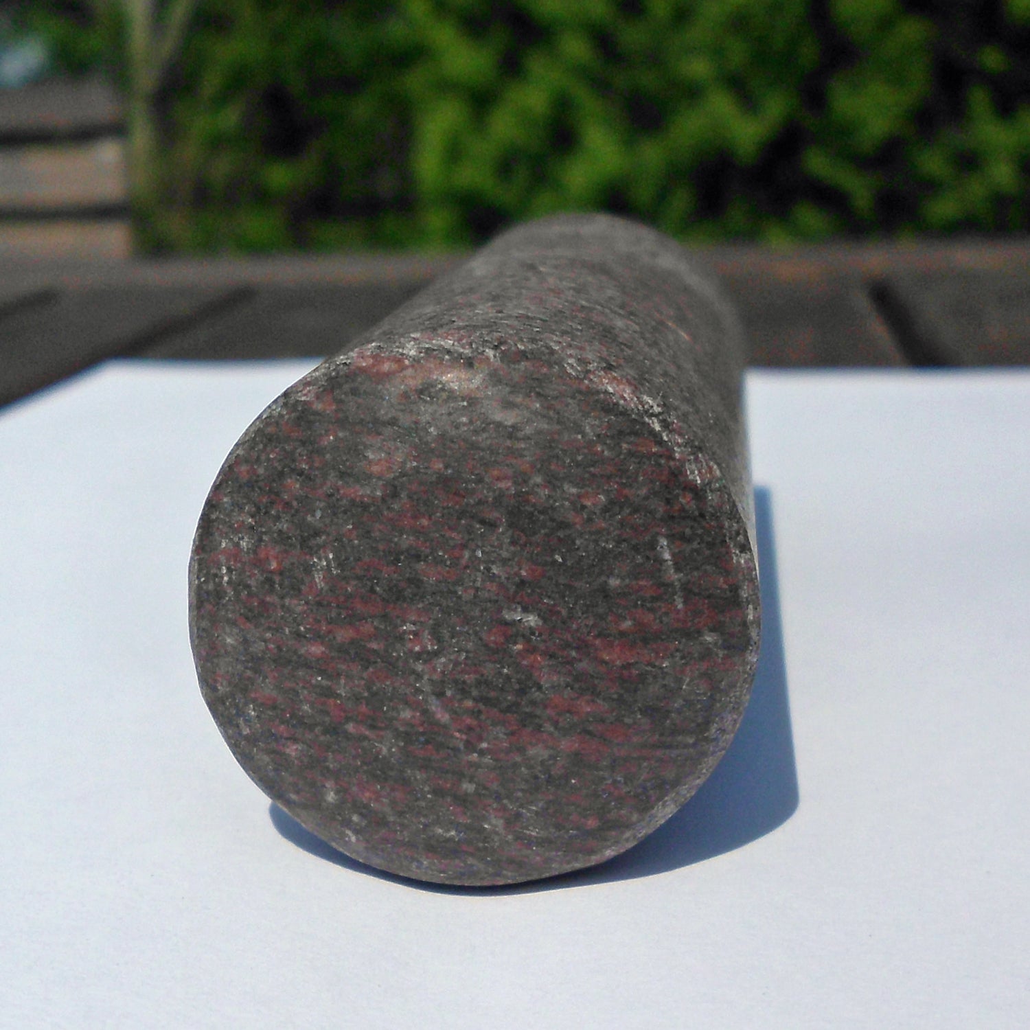 Unpolierter Massagestab aus Granit, handgearbeitet, Unikat