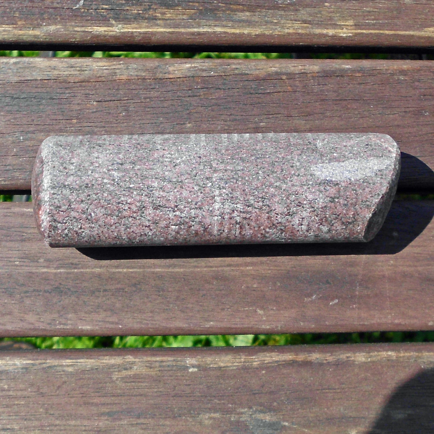 Unpolierter Massagestab aus Granit, handgearbeitet, Unikat