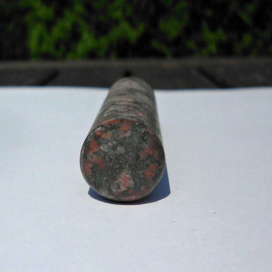 Einzelstück Massagestab aus unpoliertem Granit 9,5 cm