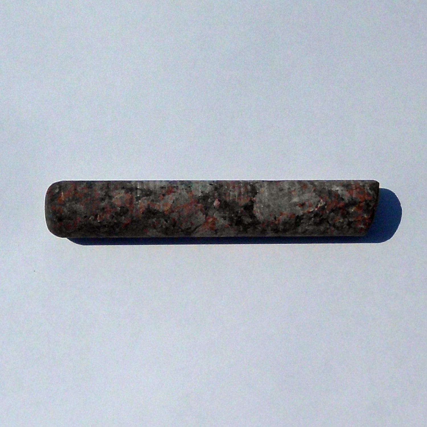 Einzelstück Massagestab aus unpoliertem Granit 9,5 cm