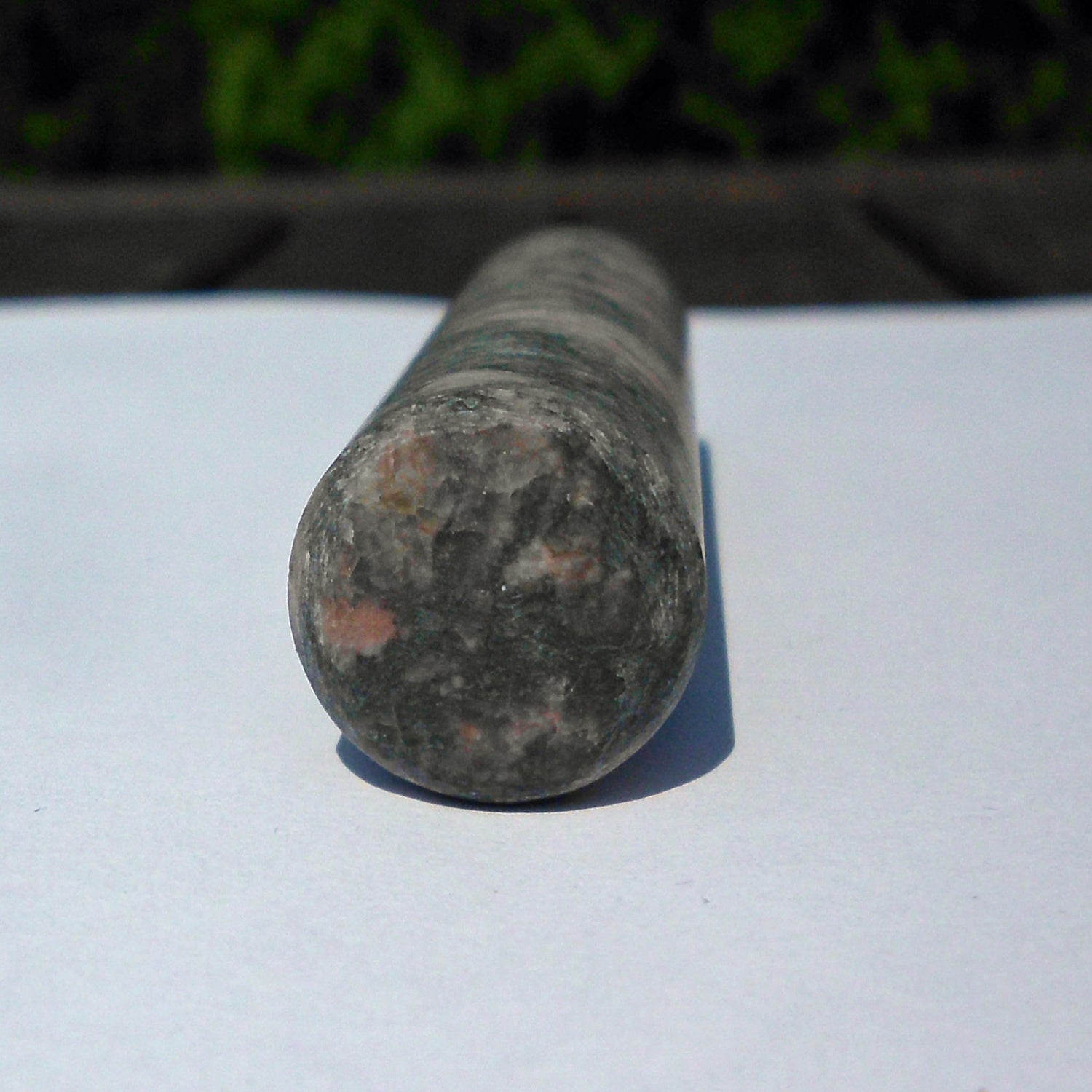 Massagestab aus unpoliertem Granit – natürlich und klar