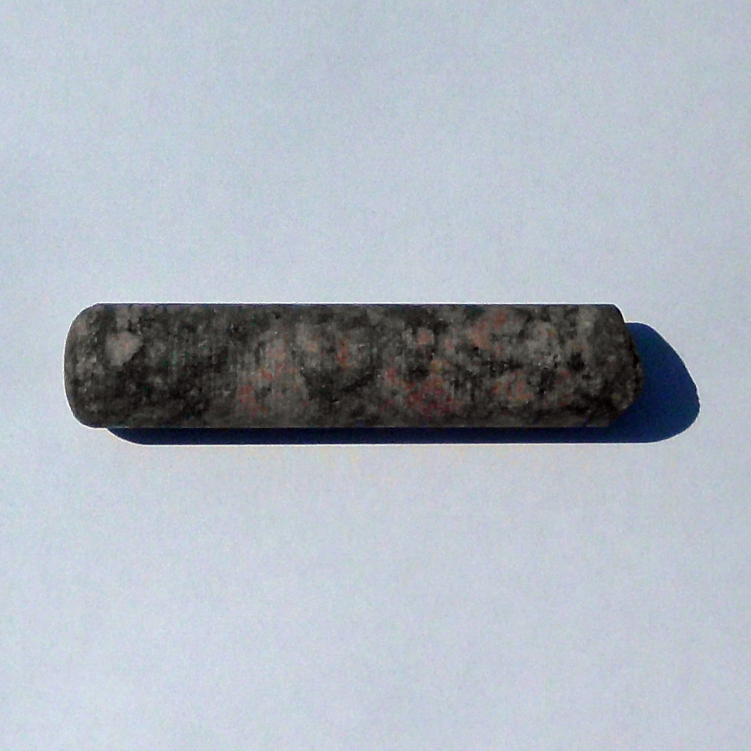 Massagestab aus unpoliertem Granit – natürlich und klar