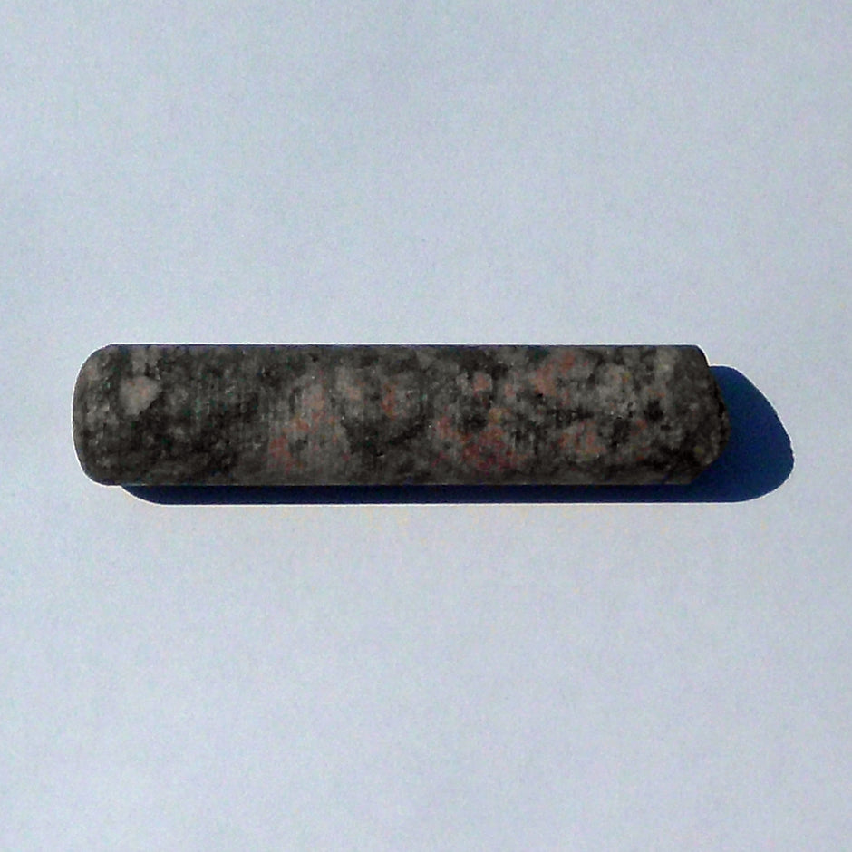 Massagestab aus unpoliertem Granit – natürlich und klar