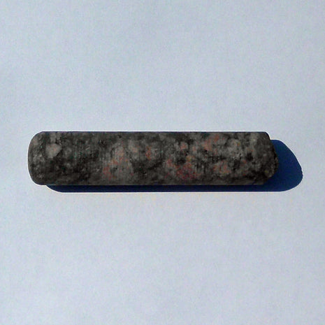 Massagestab aus unpoliertem Granit – natürlich und klar