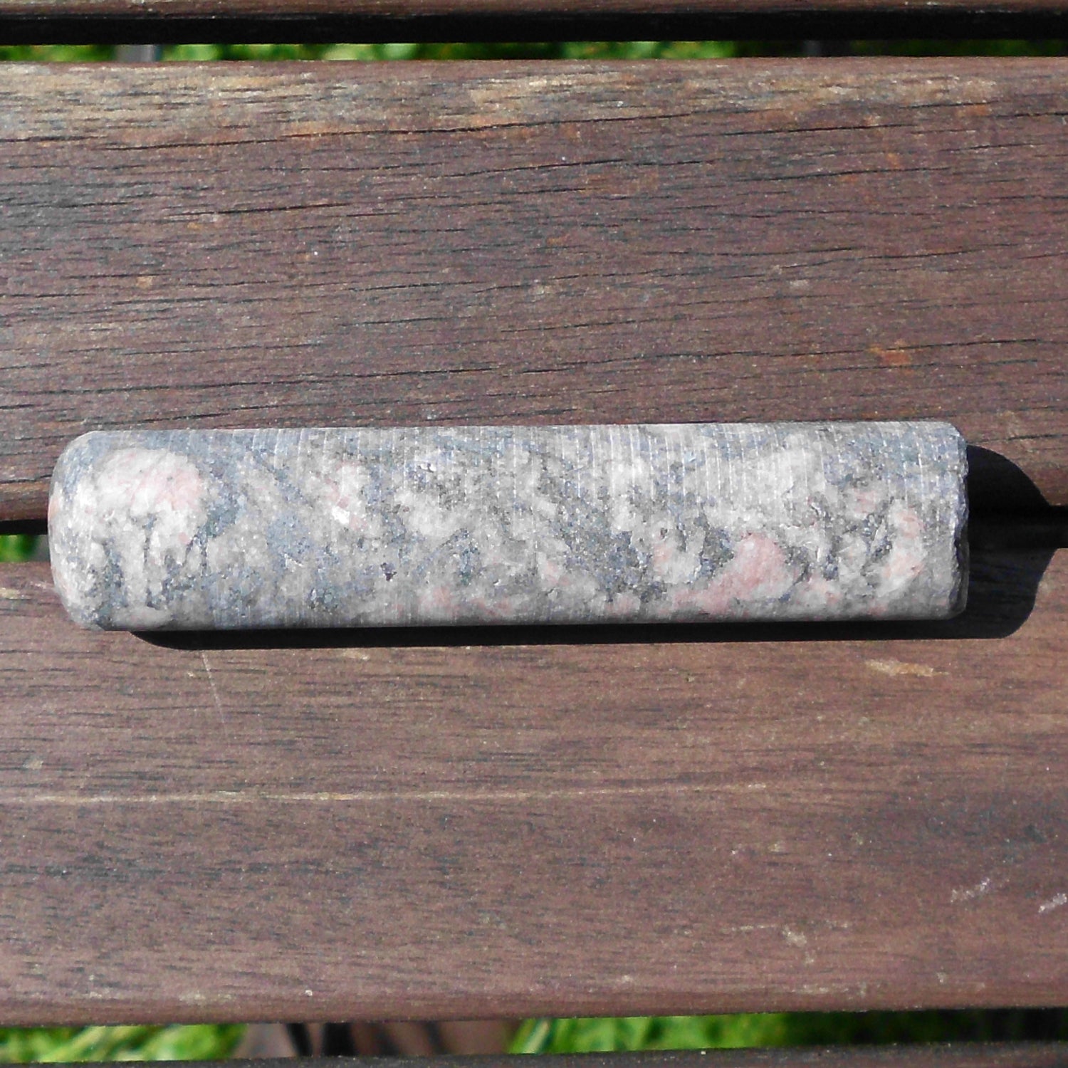 Massagestab aus unpoliertem Granit – natürlich und klar