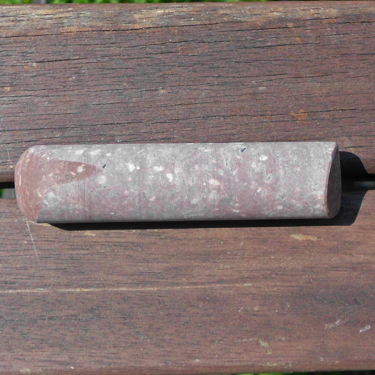 Unpolierter Massagestab aus Porphyr, 7 cm lang