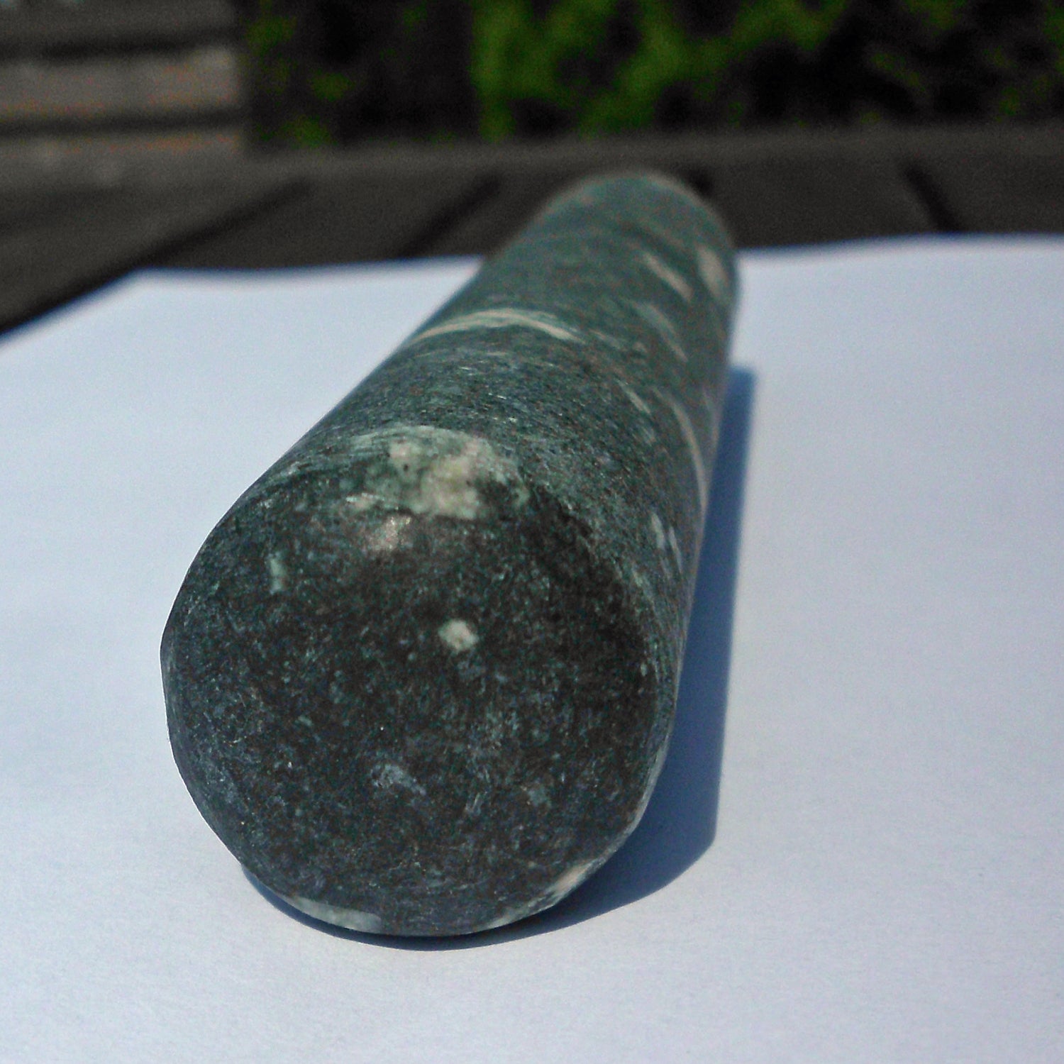 Massagestab aus unpoliertem Stein, Grorudit und Magmatit