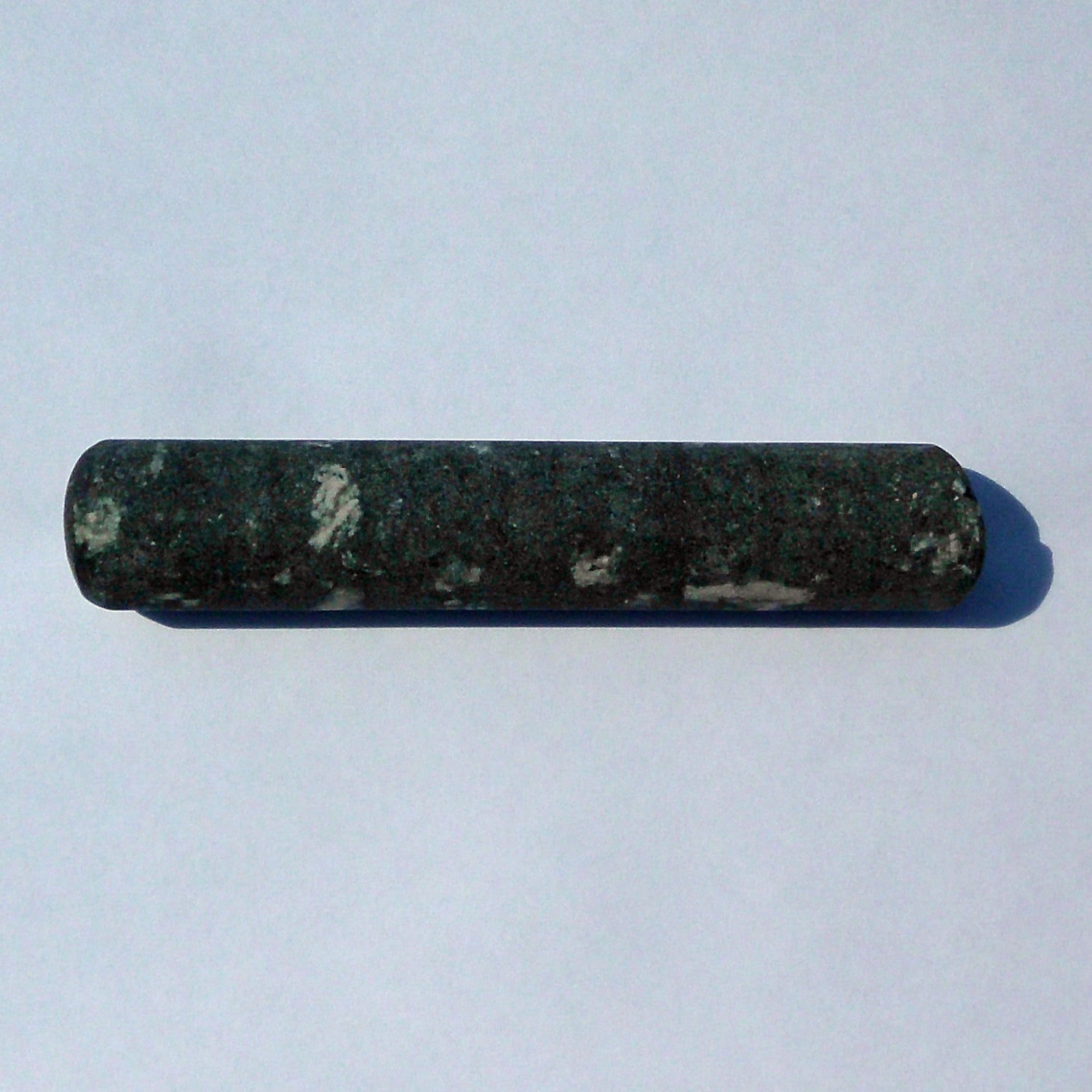 Massagestab aus unpoliertem Stein, Grorudit und Magmatit