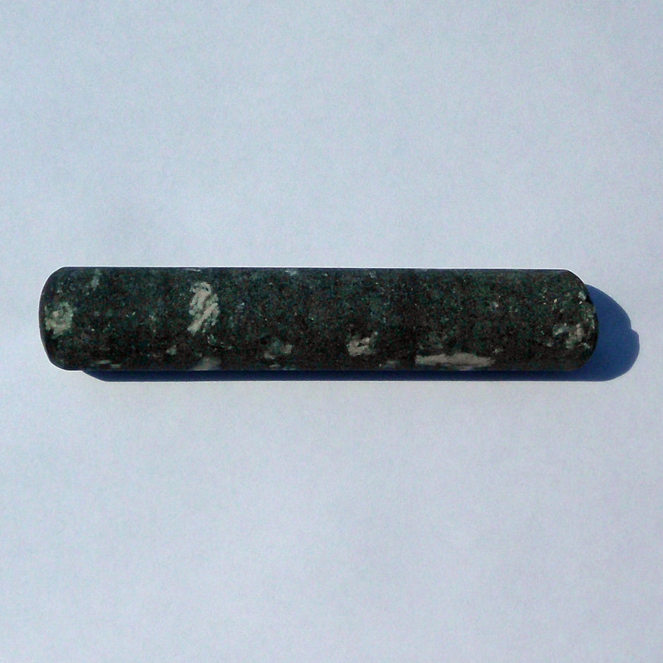 Massagestab aus unpoliertem Stein, Grorudit und Magmatit