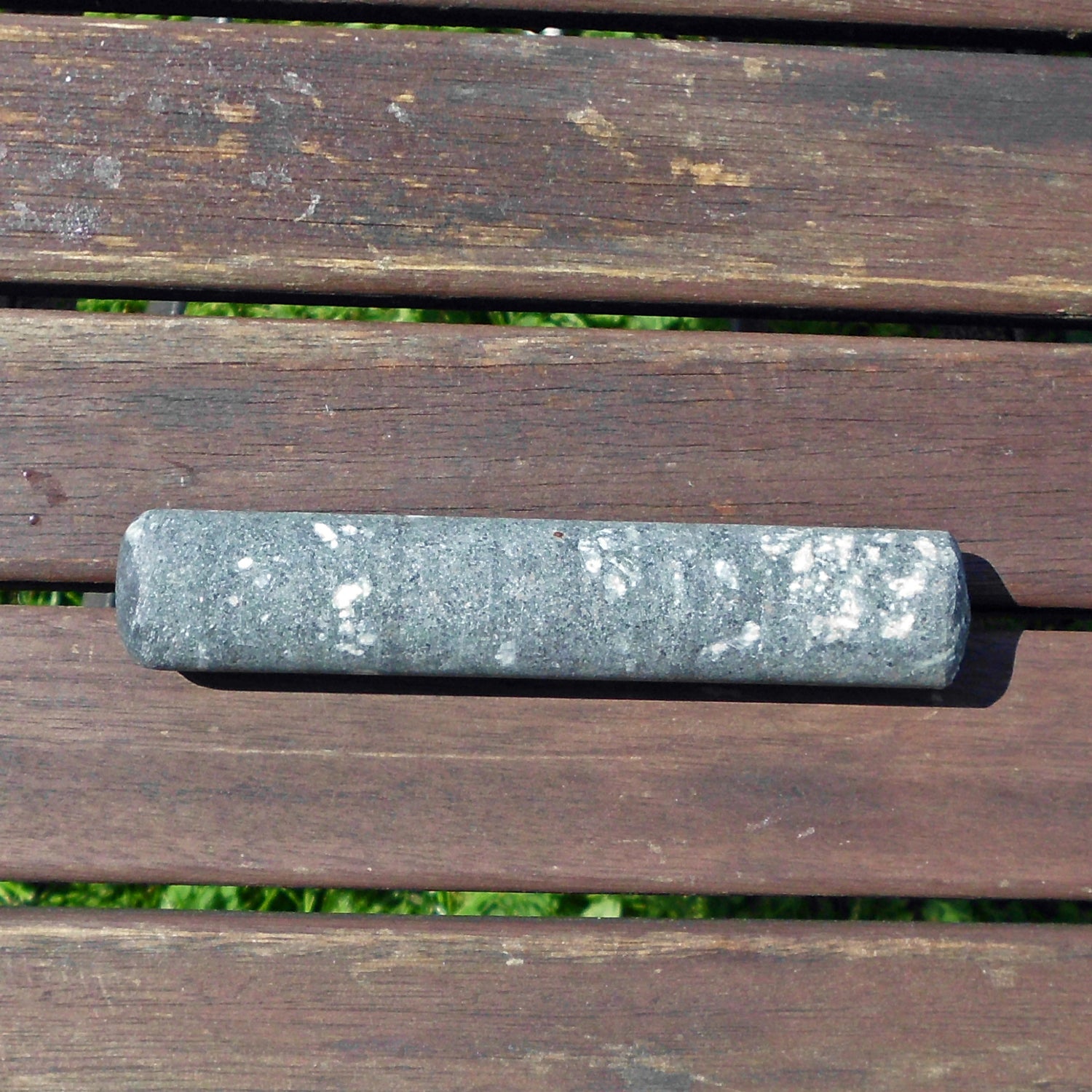 Massagestab aus unpoliertem Stein, Grorudit und Magmatit