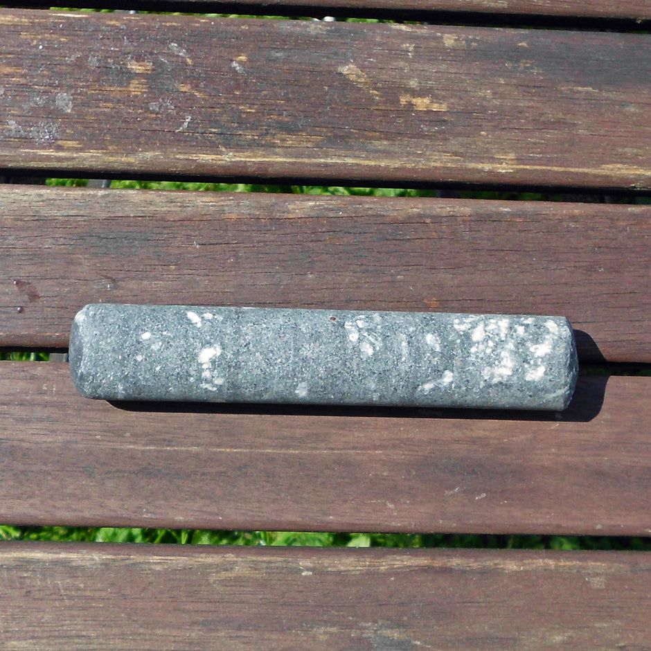 Massagestab aus unpoliertem Stein, Grorudit und Magmatit