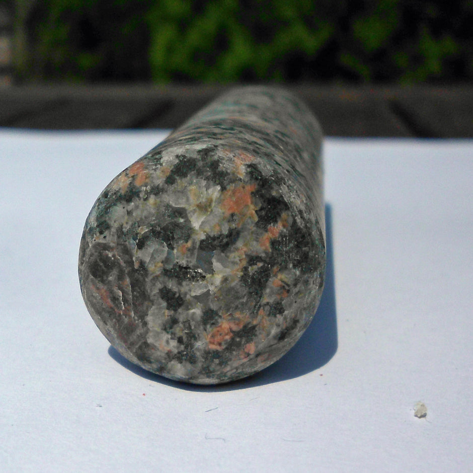 Massagestab aus unpoliertem Gneis – Einzelstück