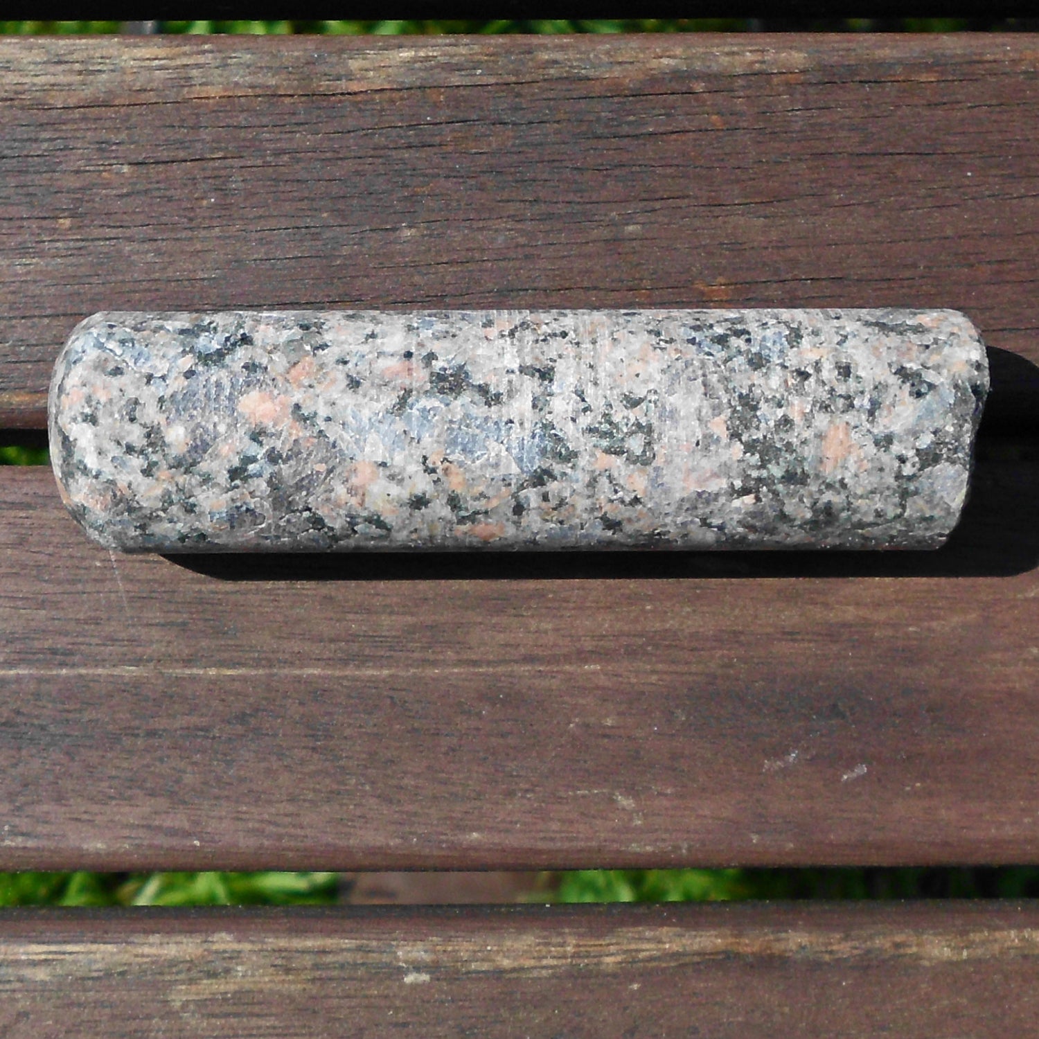 Massagestab aus unpoliertem Gneis – Einzelstück