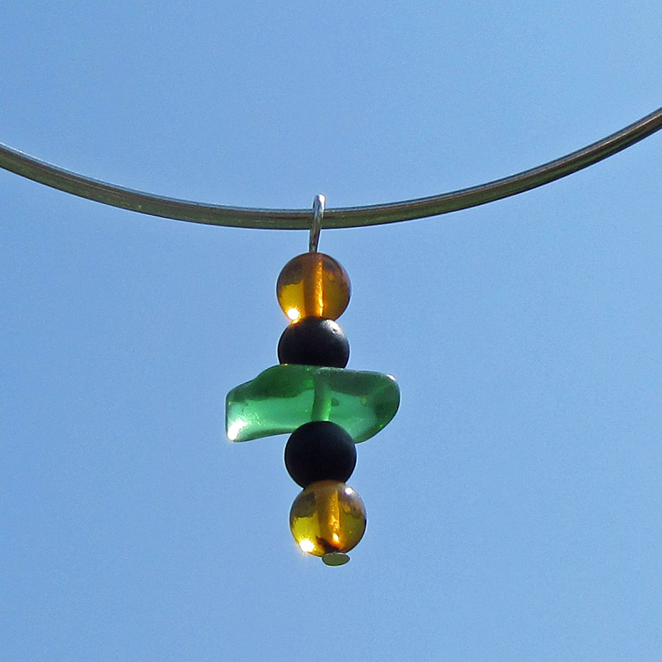 Einzelstück: Anhänger aus Seeglas und Bernstein von Rügen