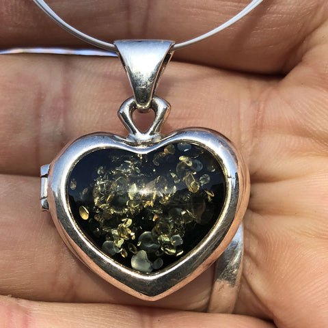 Aufklappbares Amulett in Herzform mit grünem Bernstein
