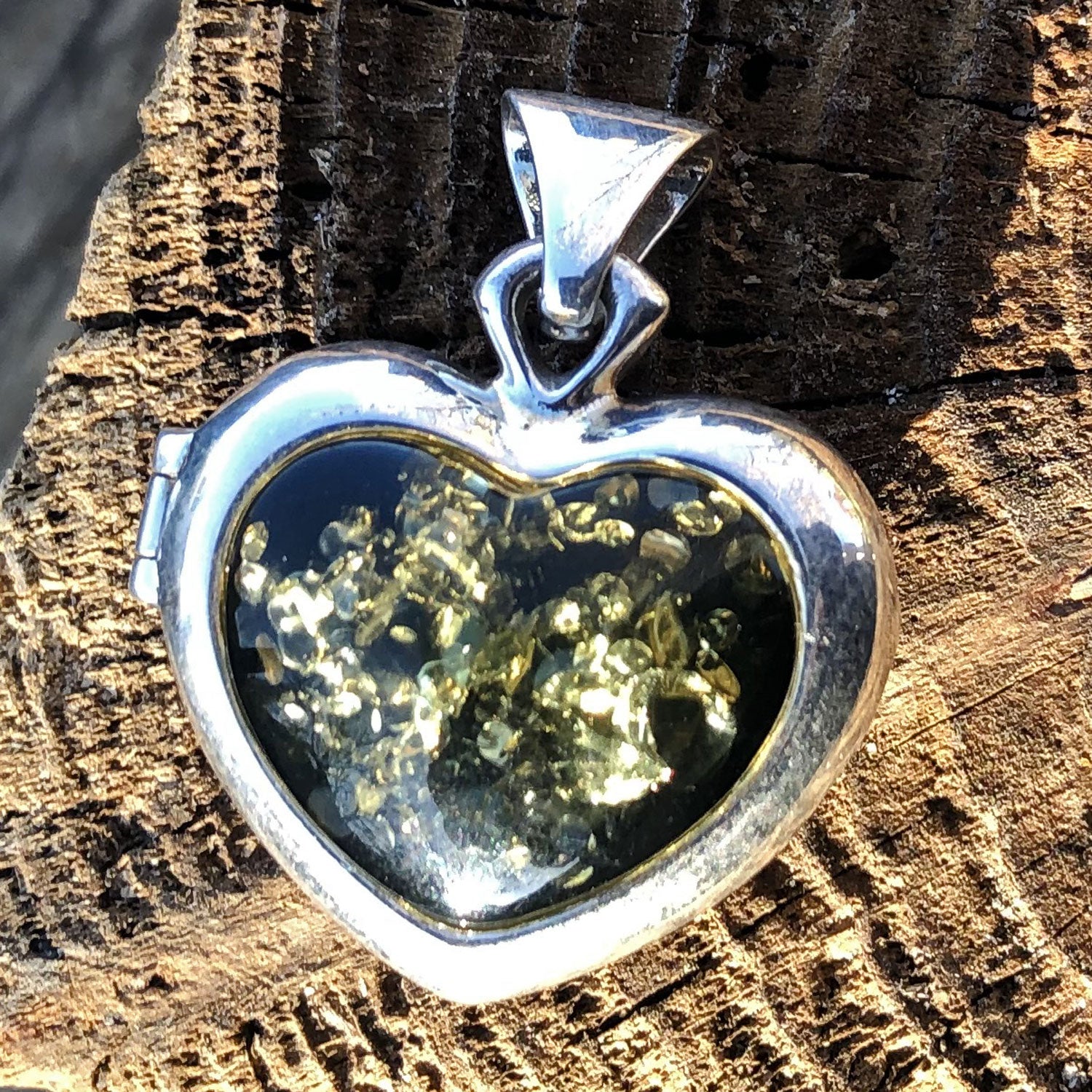 Aufklappbares Amulett in Herzform mit grünem Bernstein