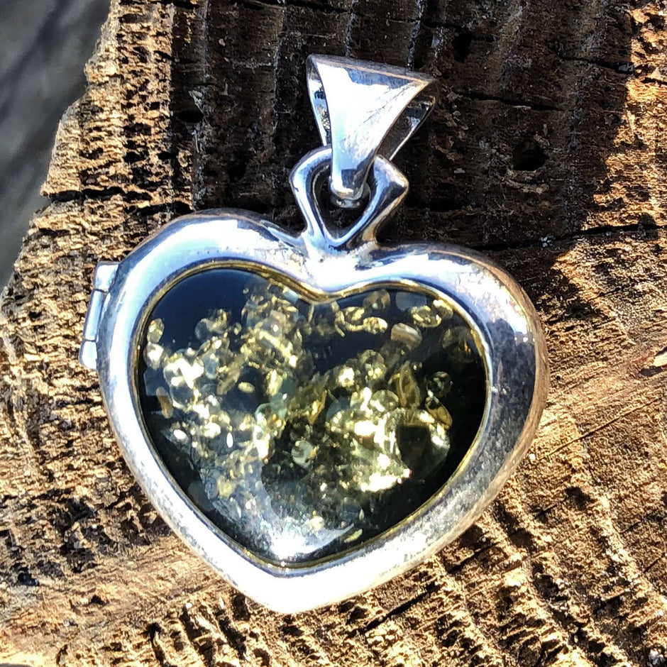 Aufklappbares Amulett in Herzform mit grünem Bernstein