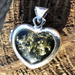 Aufklappbares Amulett in Herzform mit grünem Bernstein