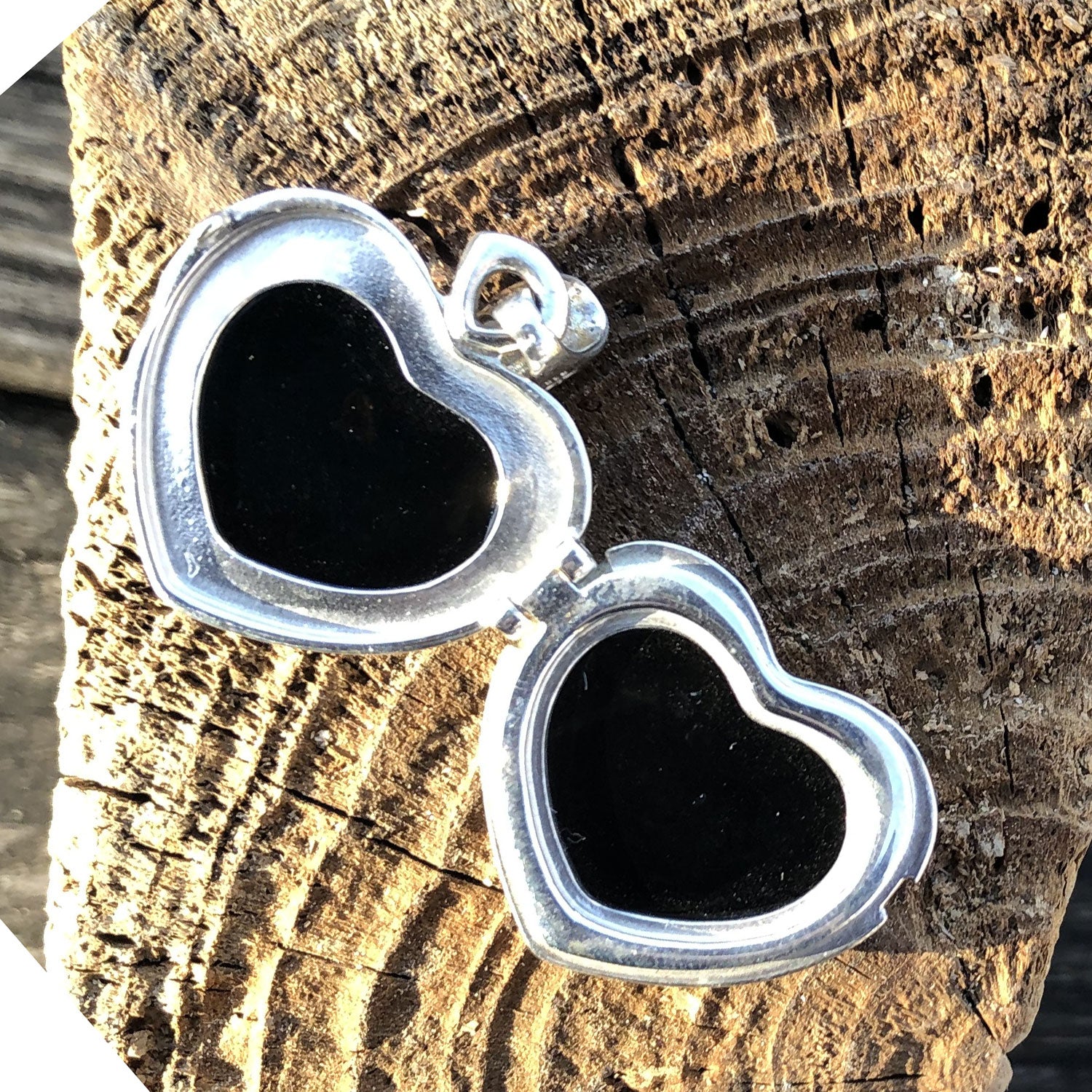 Aufklappbares Amulett in Herzform mit grünem Bernstein