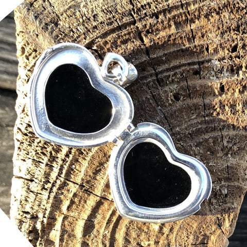 Aufklappbares Amulett in Herzform mit grünem Bernstein