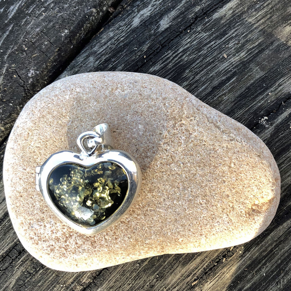 Aufklappbares Amulett in Herzform mit grünem Bernstein
