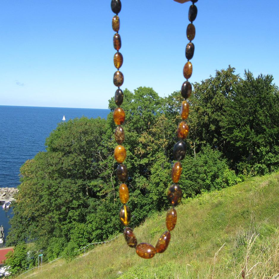 Schicke, dunkle Bernsteinkette mit olivenförmigen, polierten Bernsteinen