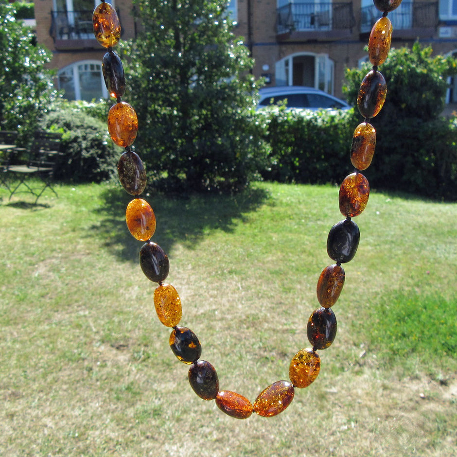 Schicke, dunkle Bernsteinkette mit olivenförmigen, polierten Bernsteinen
