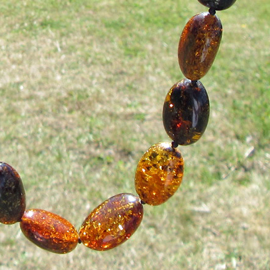 Schicke, dunkle Bernsteinkette mit olivenförmigen, polierten Bernsteinen