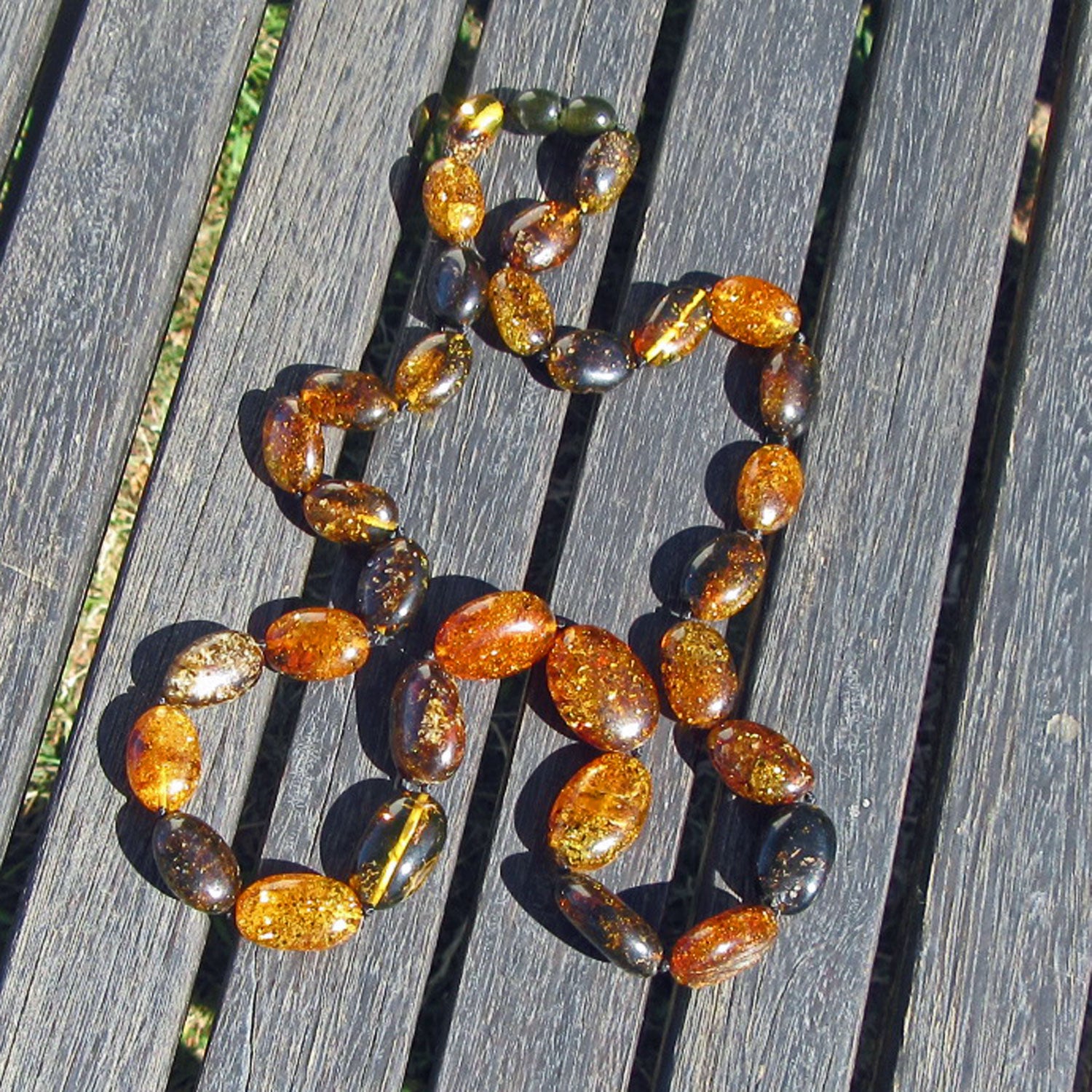 Schicke, dunkle Bernsteinkette mit olivenförmigen, polierten Bernsteinen