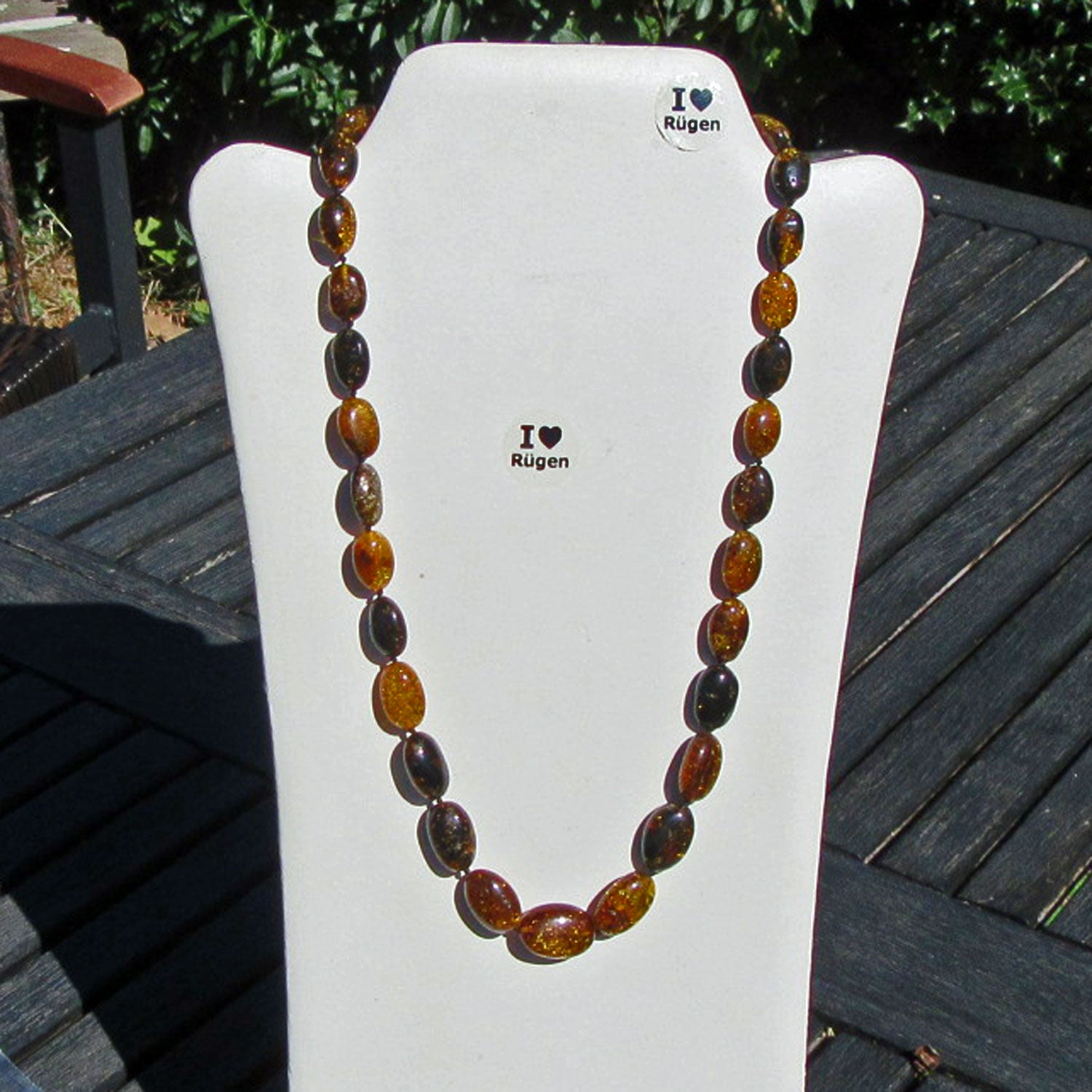 Schicke, dunkle Bernsteinkette mit olivenförmigen, polierten Bernsteinen