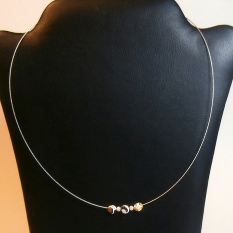 Flexibles Drahtcollier mit Mosaikbernstein-Perlen