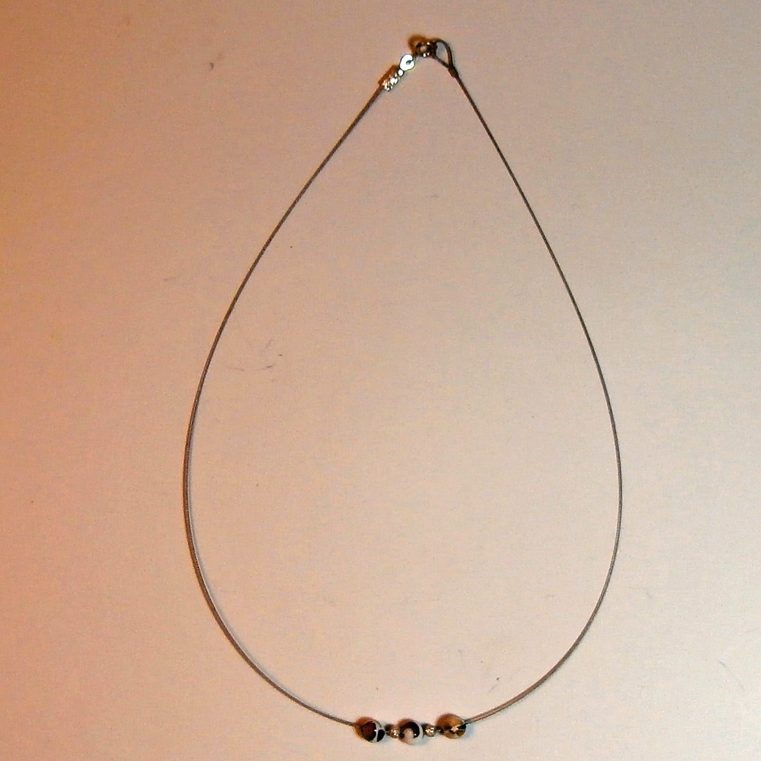 Flexibles Drahtcollier mit Mosaikbernstein-Perlen