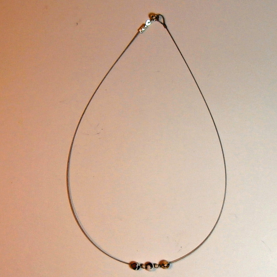 Flexibles Drahtcollier mit Mosaikbernstein-Perlen