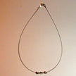 Flexibles Drahtcollier mit Mosaikbernstein-Perlen