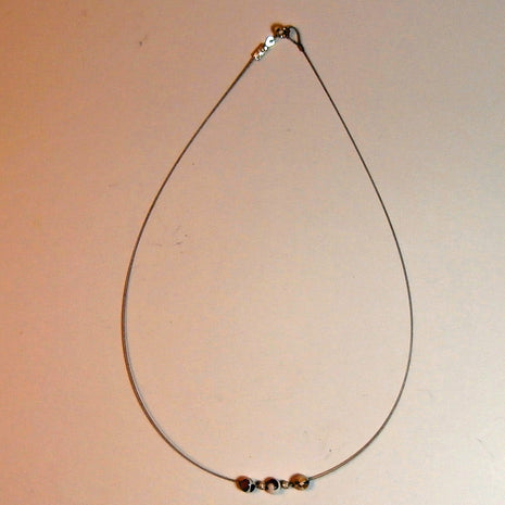 Flexibles Drahtcollier mit Mosaikbernstein-Perlen