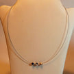 Flexibles Drahtcollier mit Mosaikbernstein-Perlen