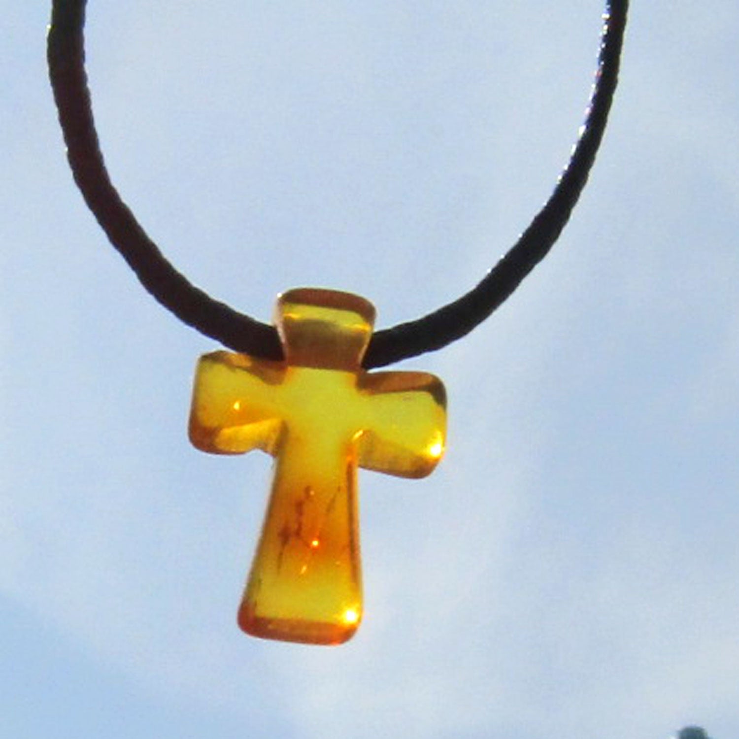 Einzigartiges Nyloncollier mit Bernsteinkreuz von Rügen